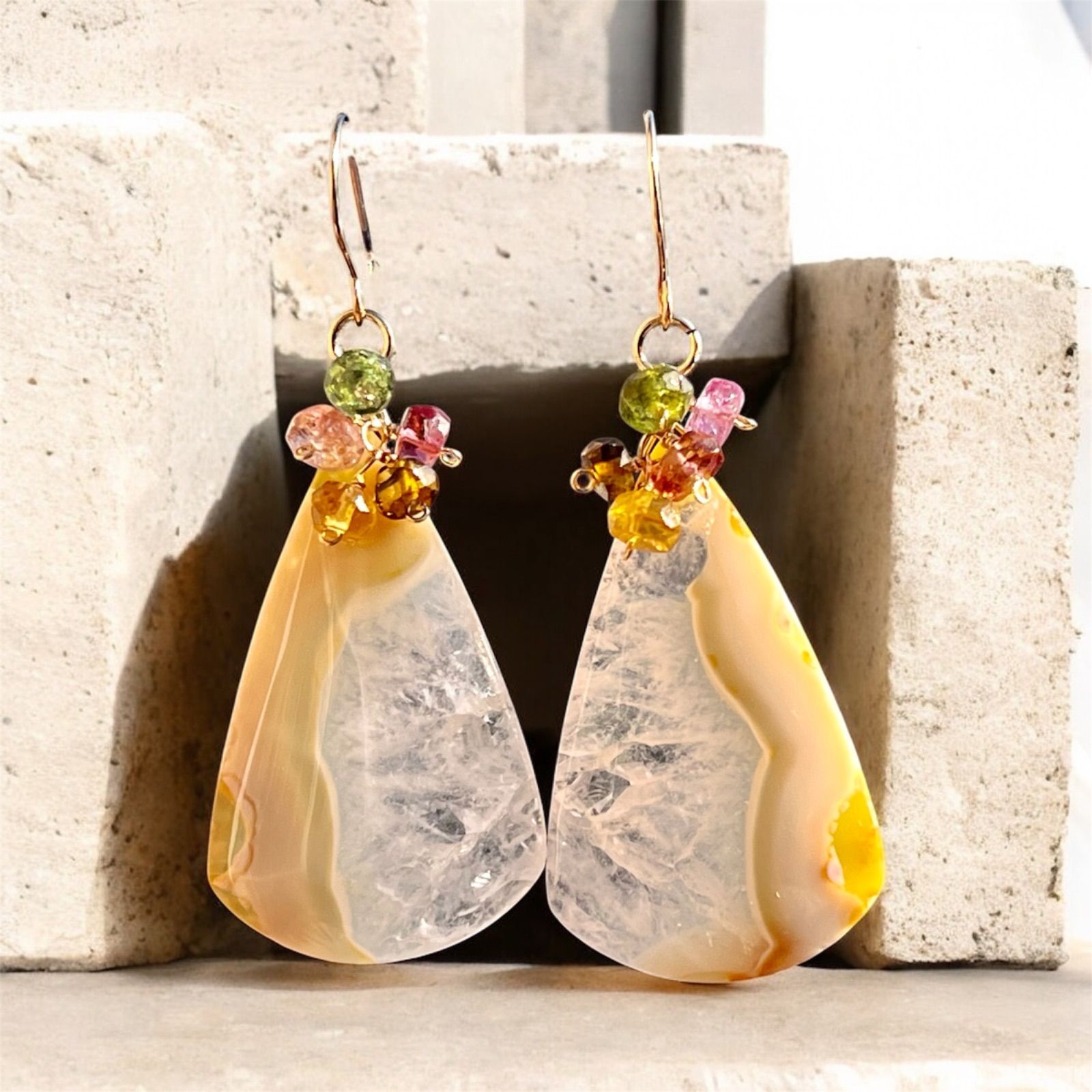 ホワイトプルームアゲートドゥルージーのピアス - メルカリ