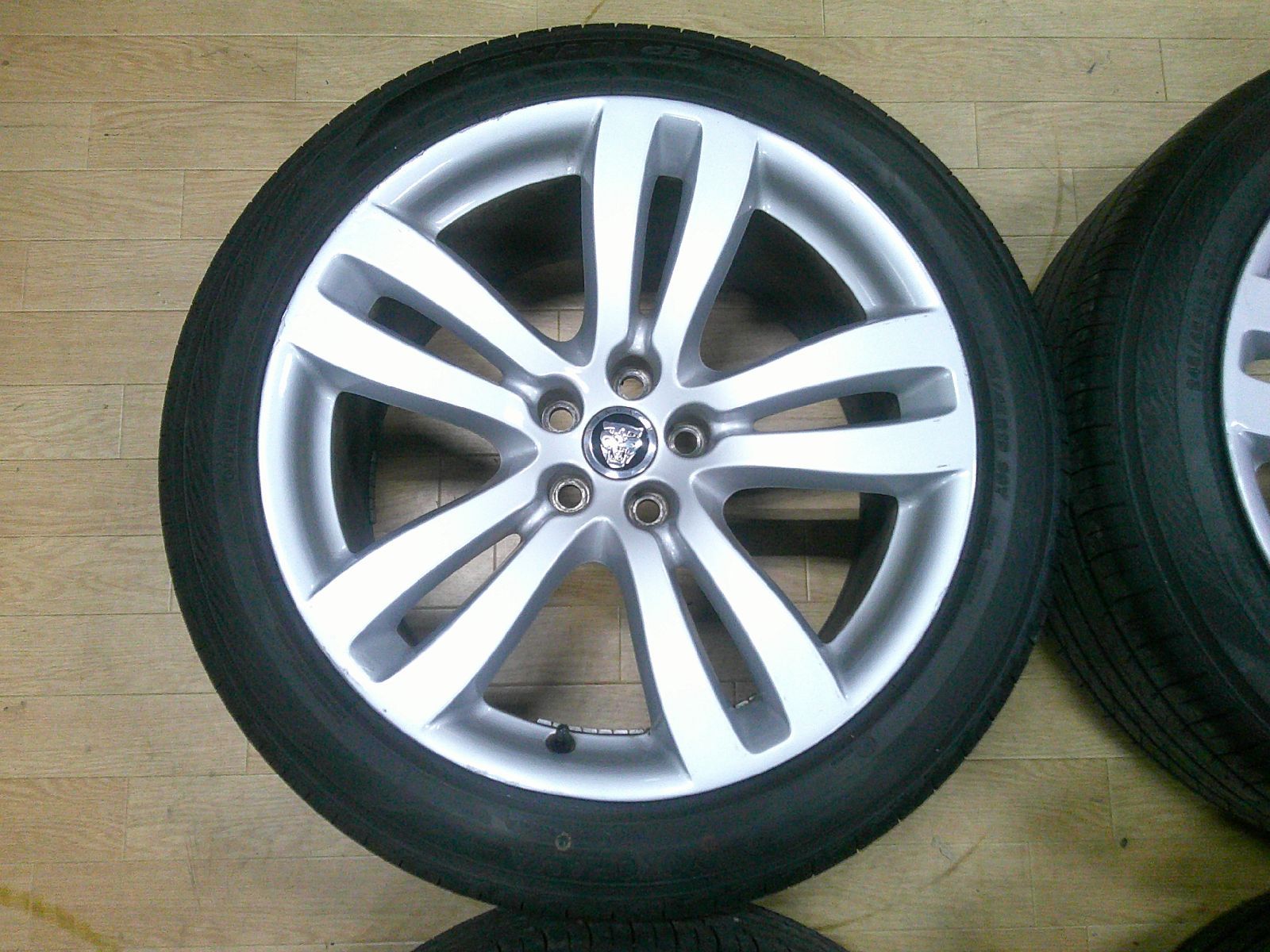 ジャガー X 351 XJ 19インチ 9 J 49 10 46 PCD 108 ハブ径63 4 mm ヨコハマ アドバン 245 45 ZR 19 23年製