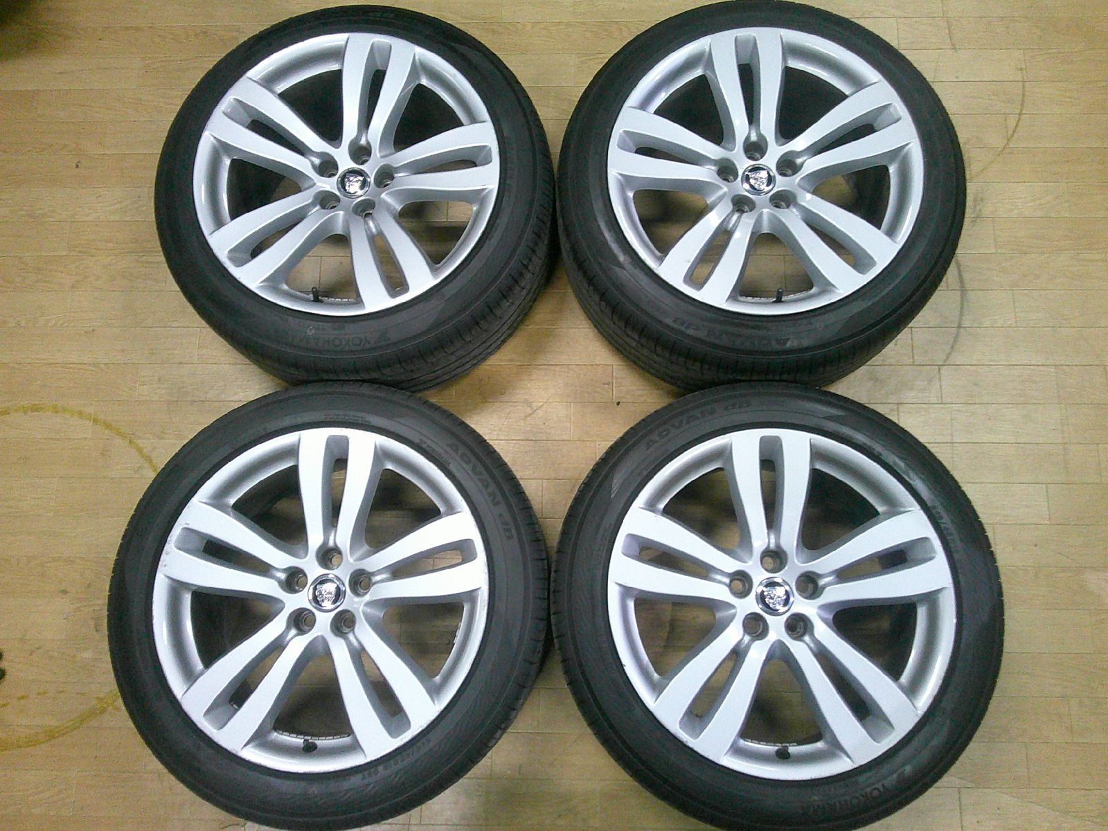 ジャガー X 351 XJ 19インチ 9 J 49 10 46 PCD 108 ハブ径63 4 mm ヨコハマ アドバン 245 45 ZR 19 23年製