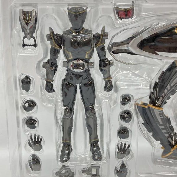 中古】バンダイ S.H.Figuarts 仮面ライダーリュウガ＆ドラグブラッカー