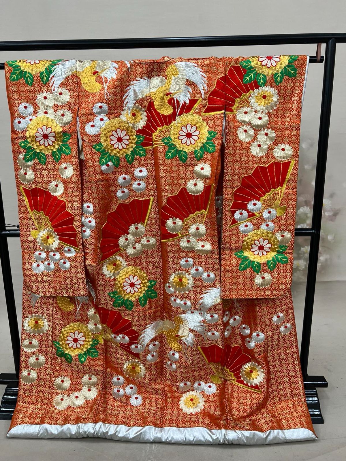 貸衣装処分品 色打掛 赤 オレンジ花もん 花紋結婚式 ディスプレィ 飾り