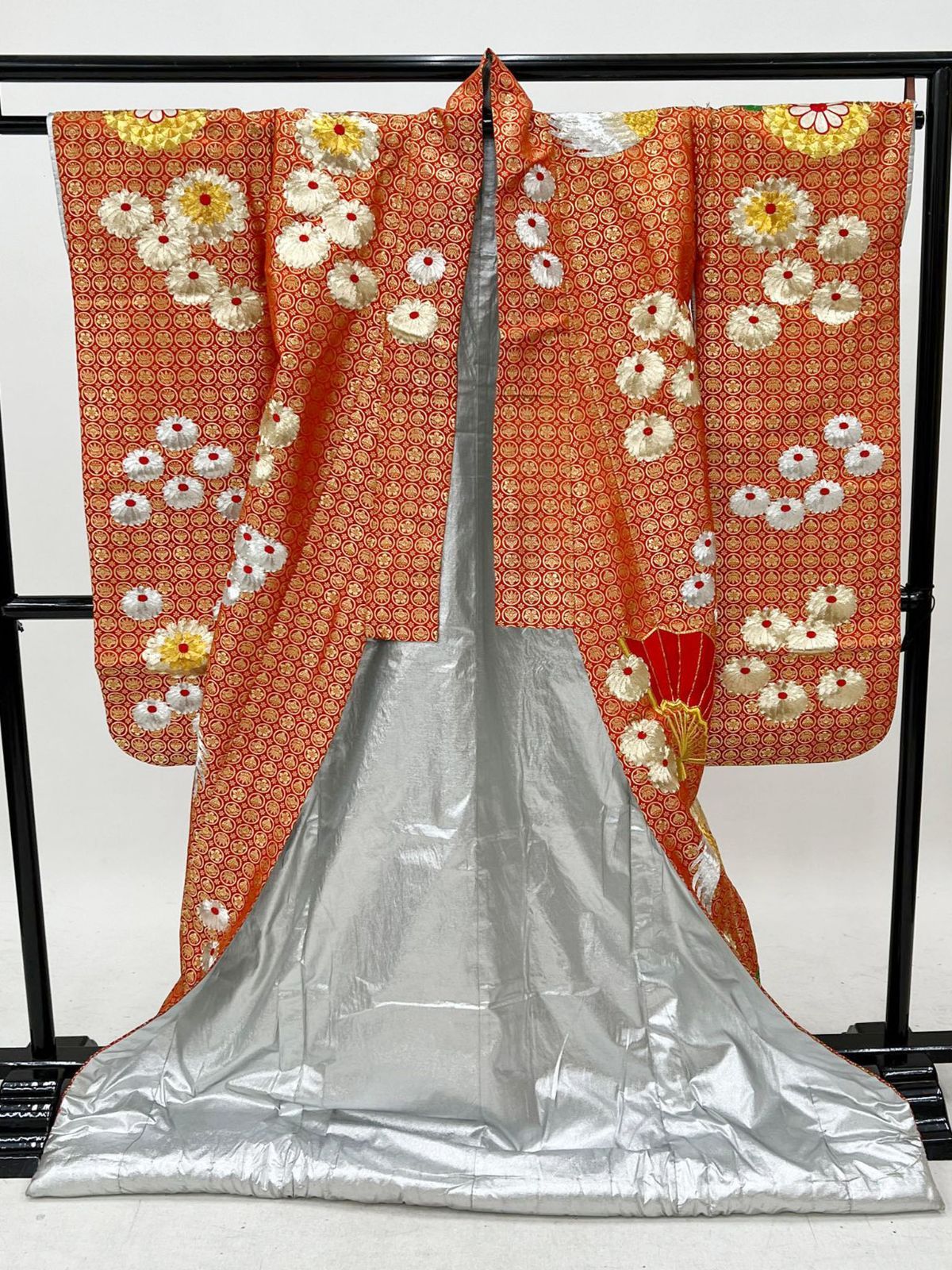 貸衣装処分品 色打掛 赤 オレンジ花もん 花紋結婚式 ディスプレィ 飾り