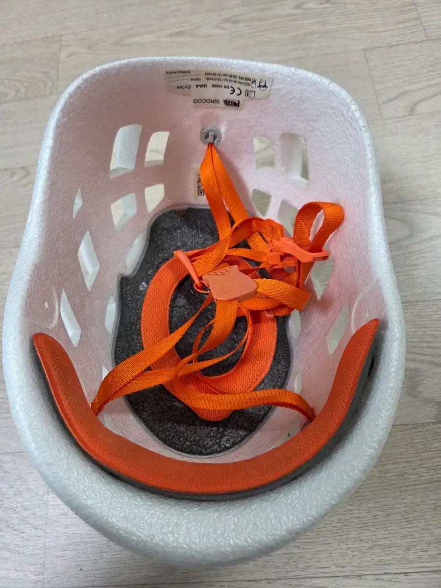 ロッククライミング用 ペツル シロッコ ヘルメット