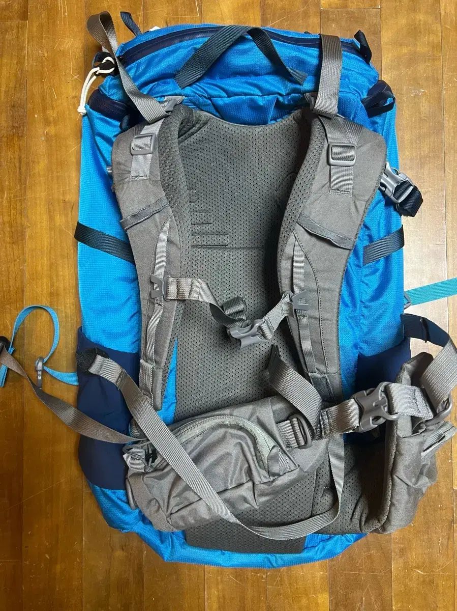 ミステリーレンチ スクリー 32 L 登山リュック