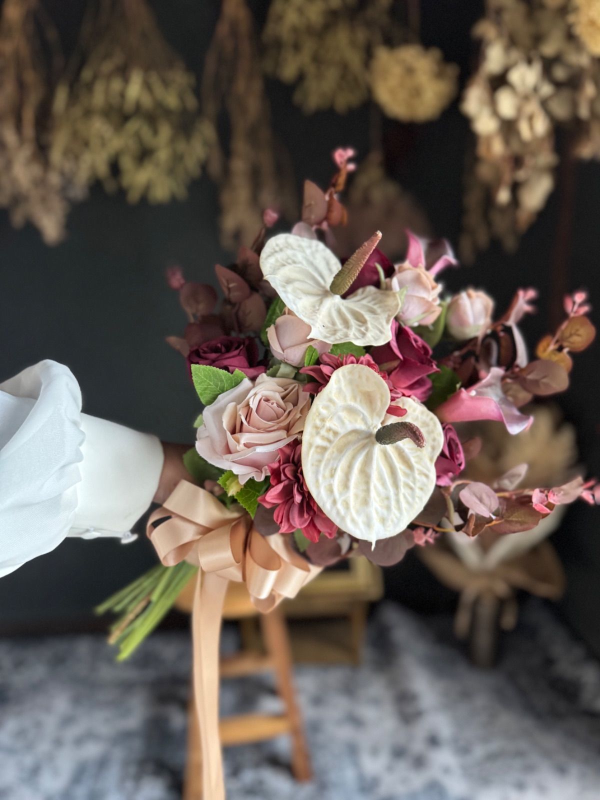 アンスリューム×ワインレッドクラッチブーケ☆ブートニア - メルカリ