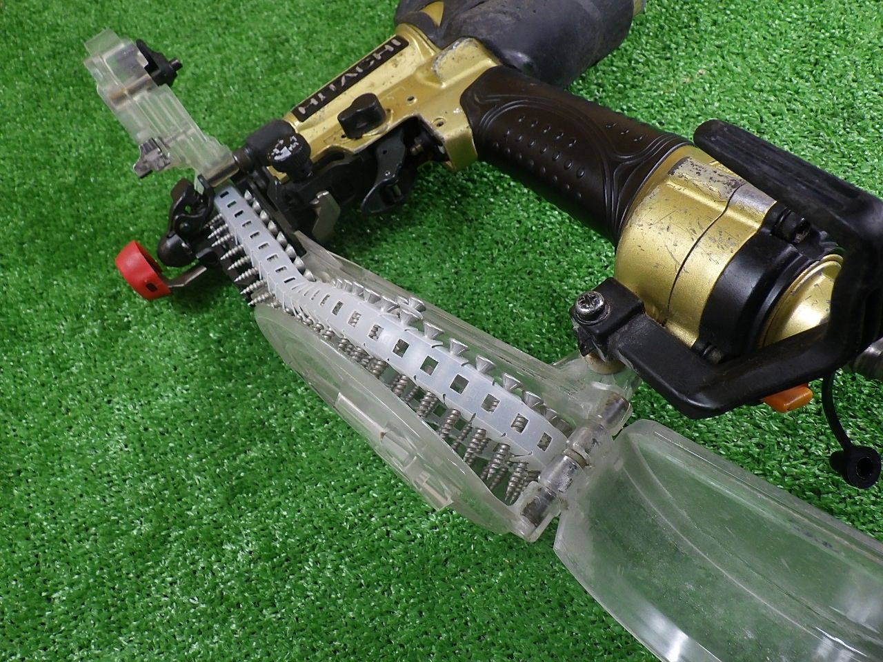 型不明 石こうボードなどに