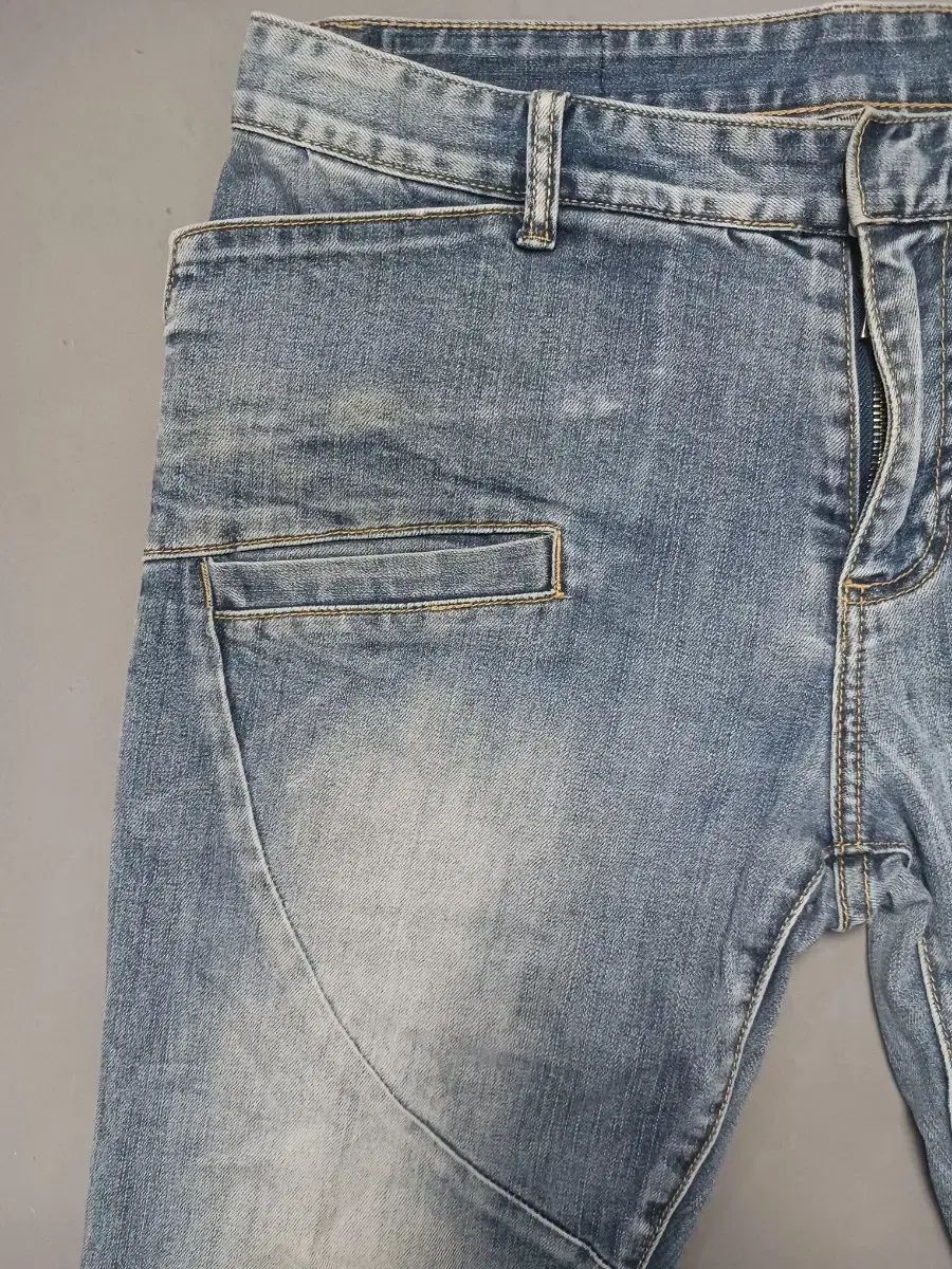 34 BALMAIN ライトブルー バイカーデニム デニム