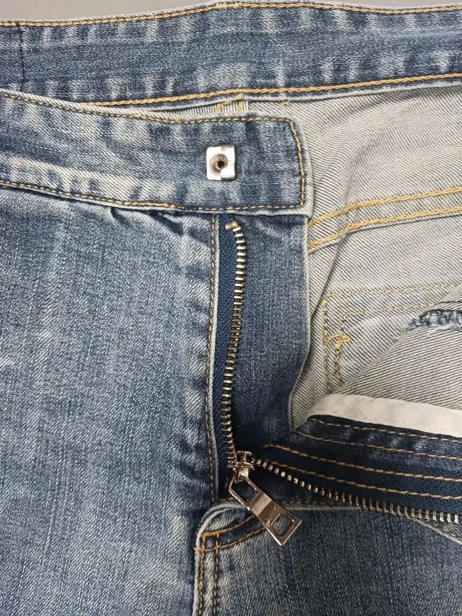 34 BALMAIN ライトブルー バイカーデニム デニム