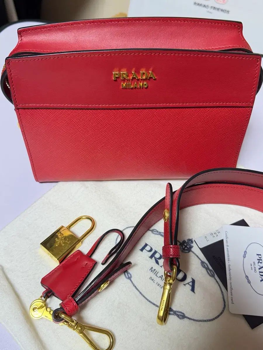 PRADA プラダ サフィアーノ レッド クロスバック 鍵 ストラップ