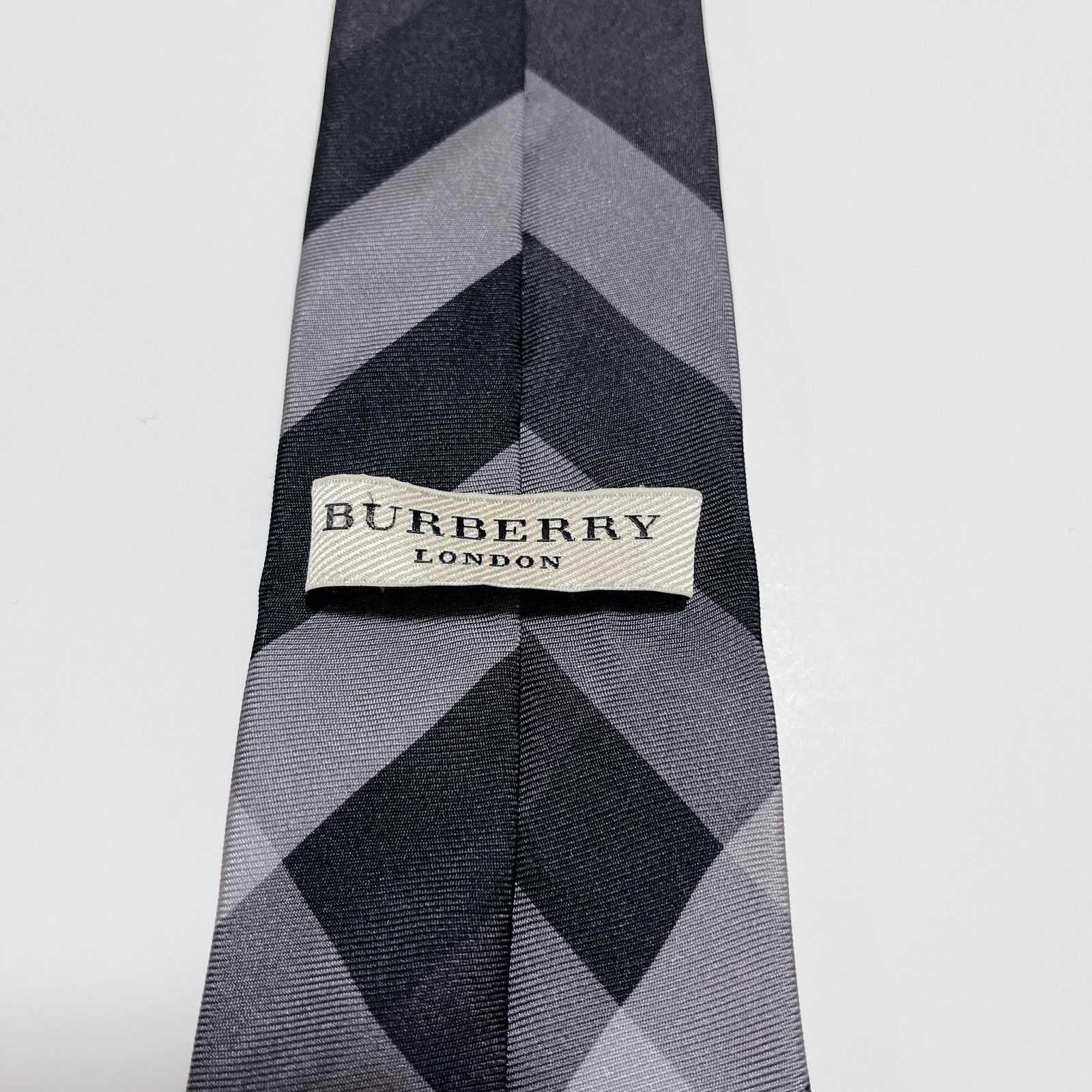 美品 バーバリー ネクタイ ハイブランド ノバチェック柄 光沢 希少