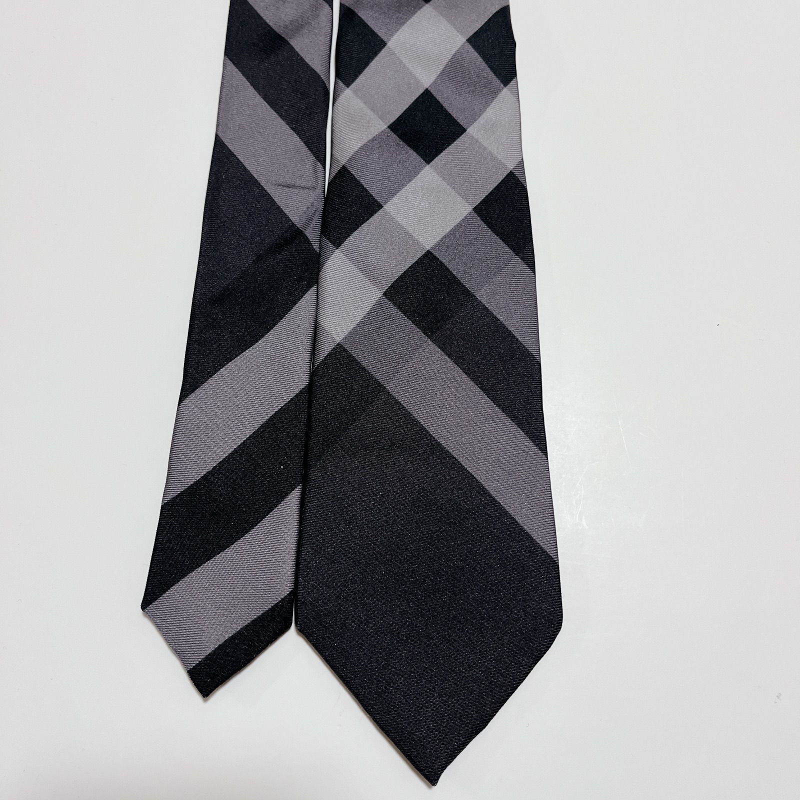 美品 バーバリー ネクタイ ハイブランド ノバチェック柄 光沢 希少