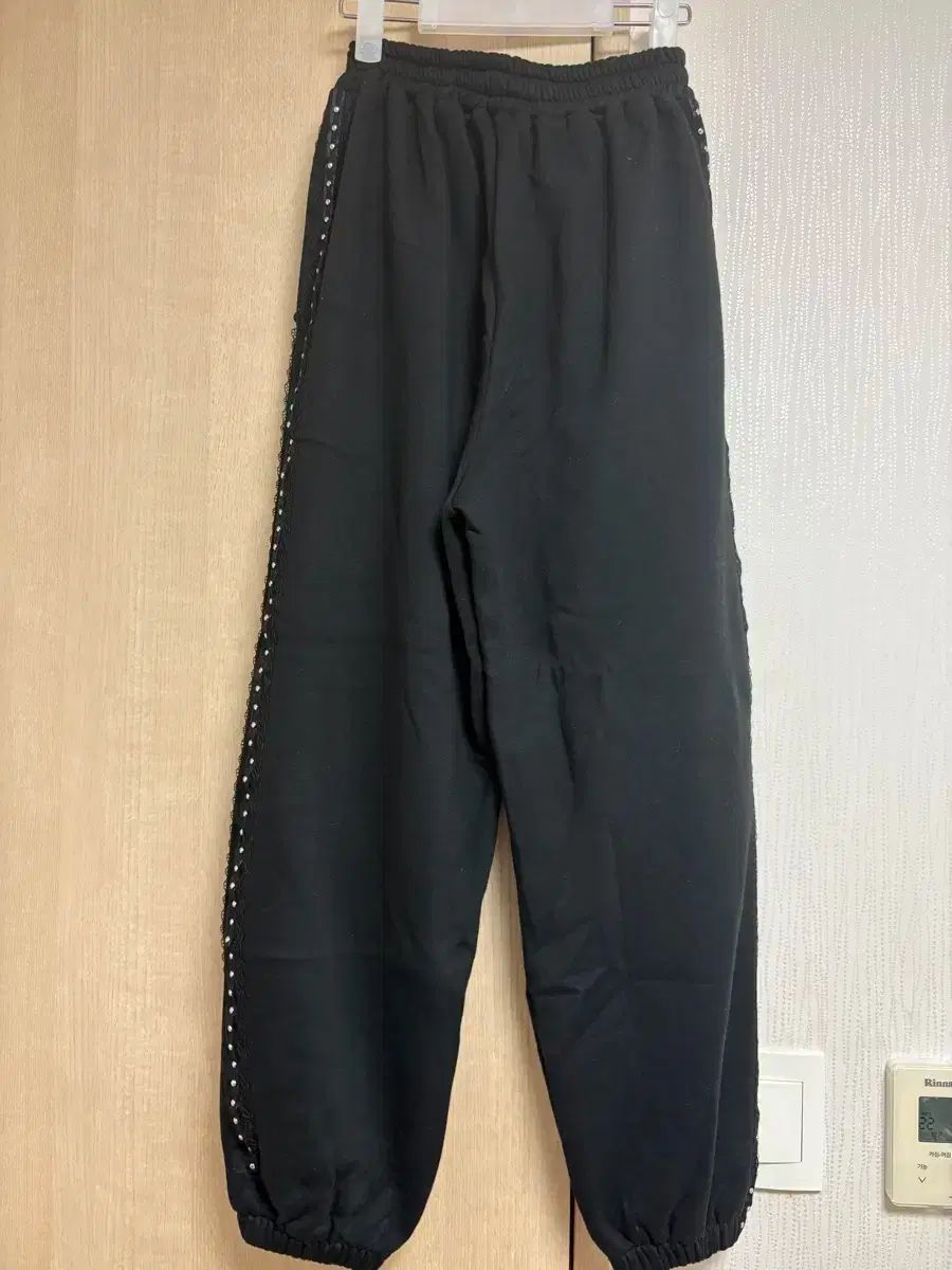 スウェットスウェット LACE STUD JOGGER PANTS - BLACK