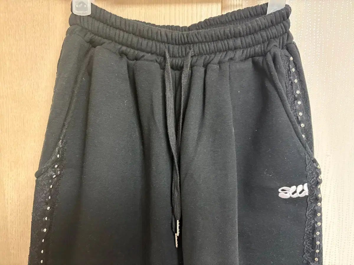 スウェットスウェット LACE STUD JOGGER PANTS - BLACK