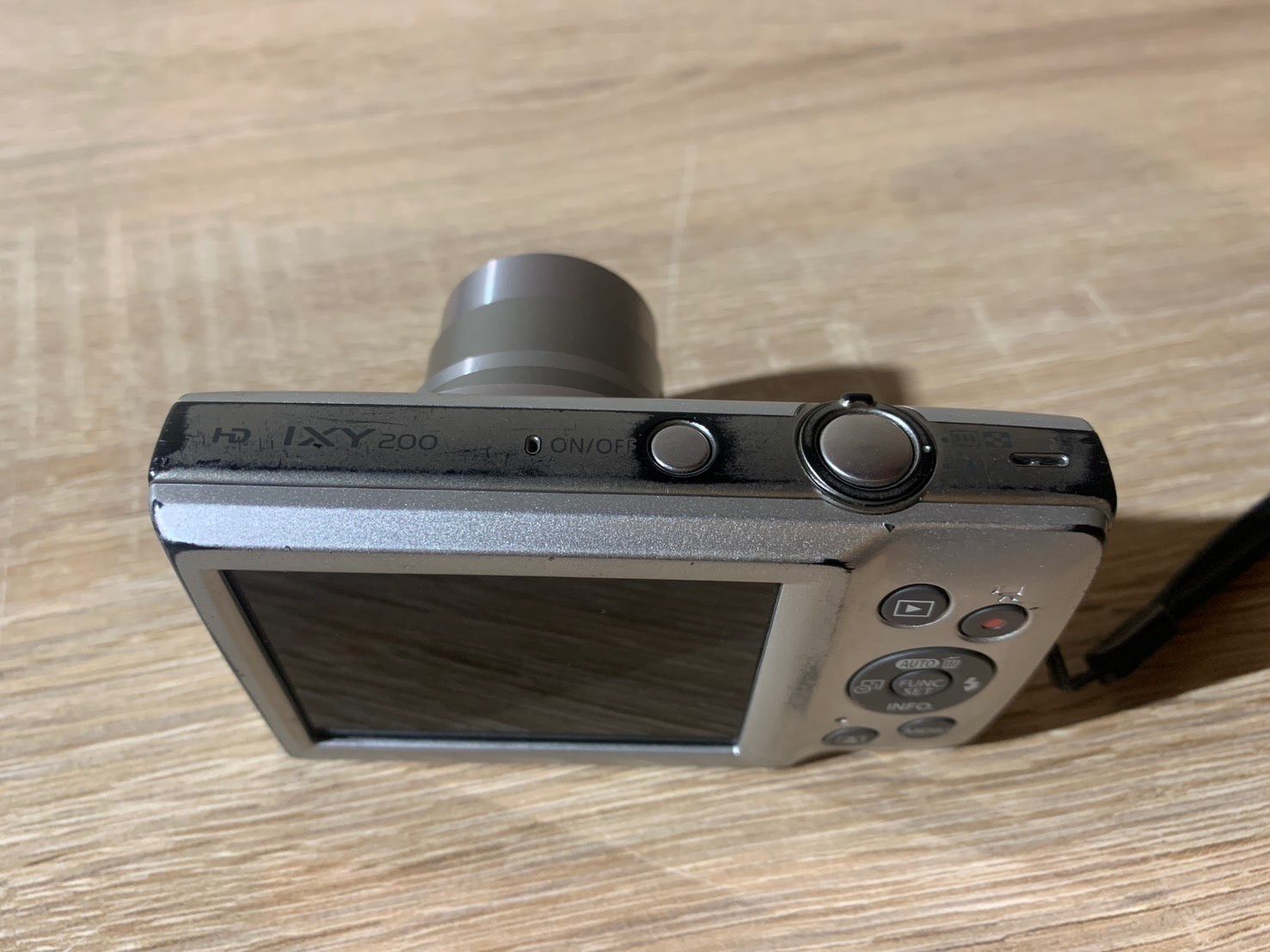 6916 Canon IXY 200 シルバー ジャンク品 デジカメ 節約 訳あり