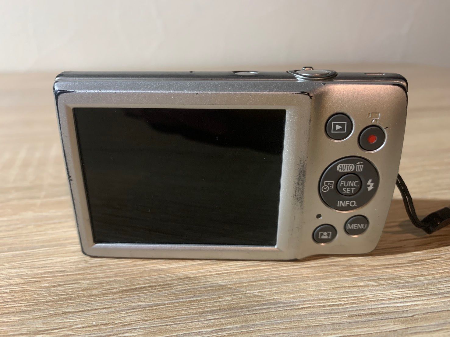 6916 Canon IXY 200 シルバー ジャンク品 デジカメ 節約 訳あり