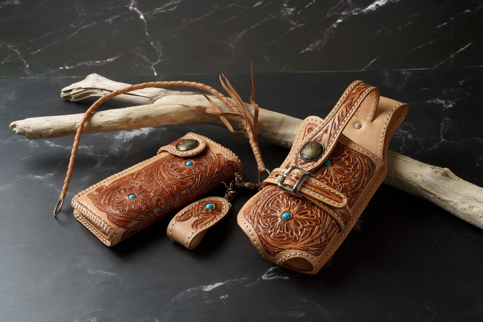 ライトブラウンの手彫りサドルレザーが魅せる バイカーズウォレット4点セット 本革 牛革 タイコーズ風 メンズ レザー財布 長財布 手作り ウォレットチェーン＆ホルスター付き