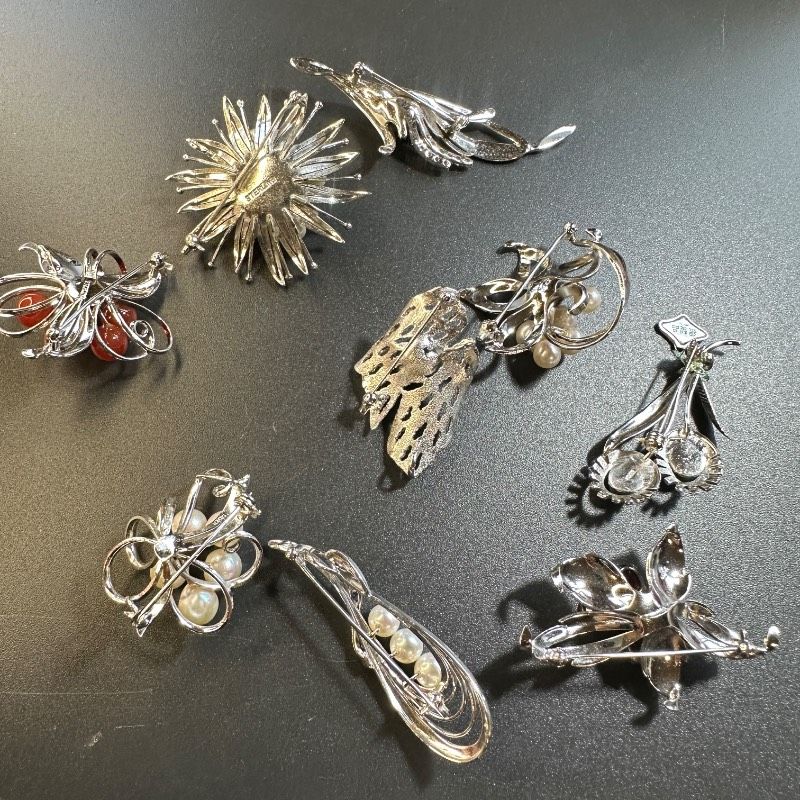 ヴィンテージ風シルバーブローチ c425f139f3f54490aadb253acb8ba9