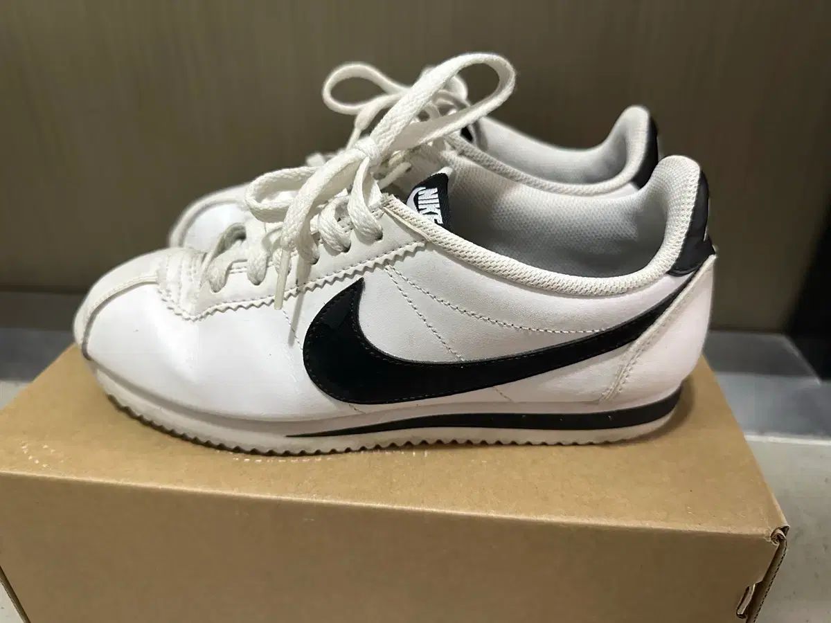 ナイキ コルテッツ ブラック ホワイト