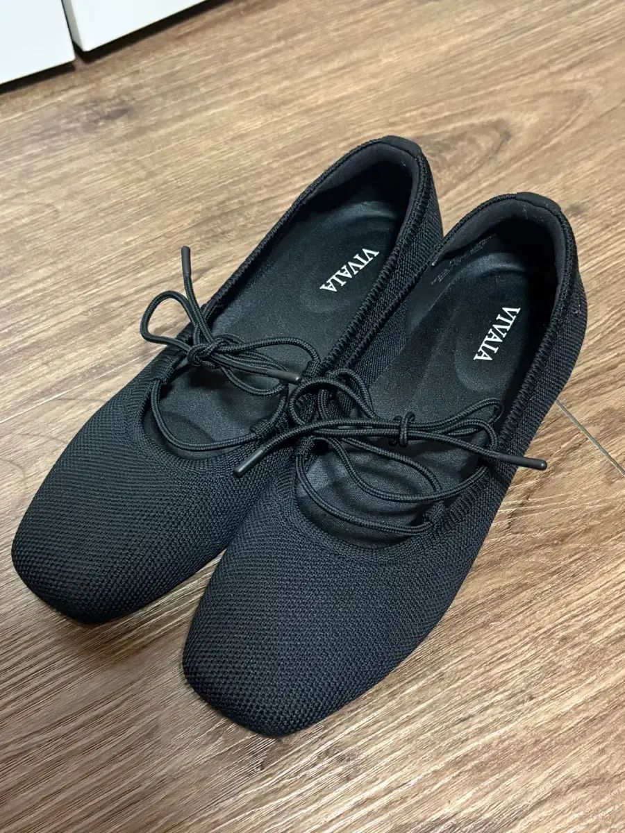 VIVAIA ビビアブラック フラットシューズ - メルカリ