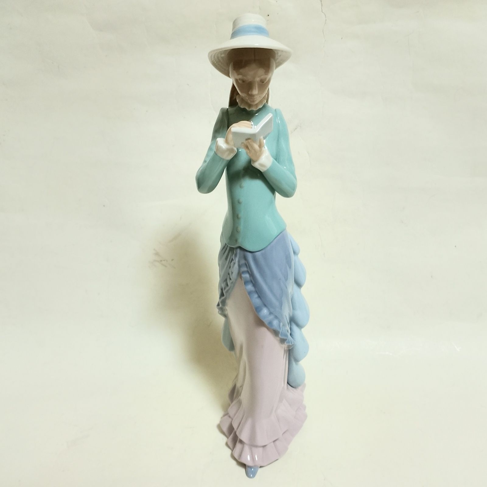 美品 LLADRO 「読書する貴婦人」 - メルカリ