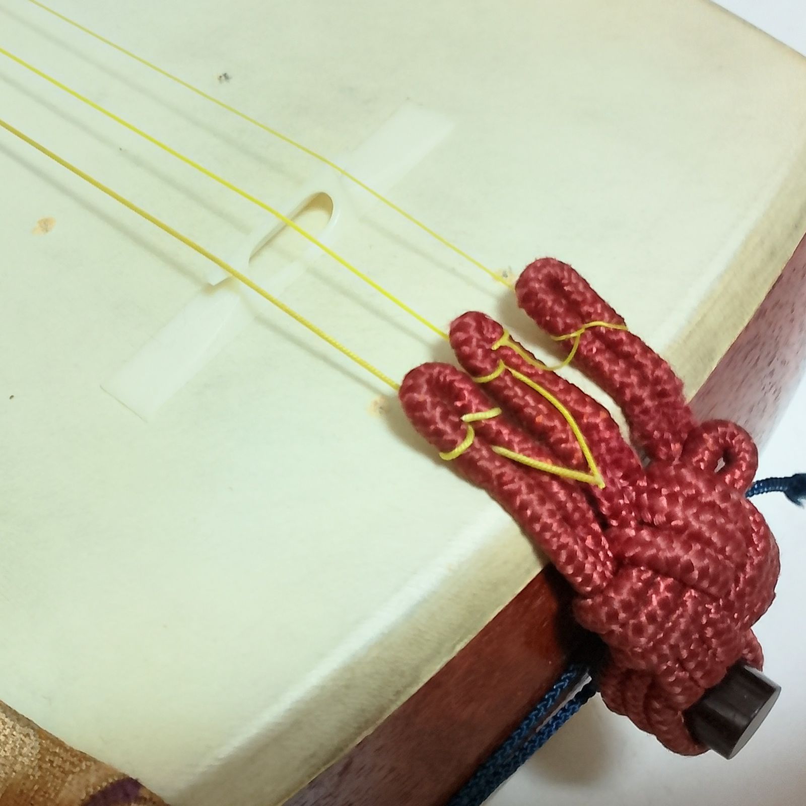 高級　紫檀　細棹三本継　三味線　鼈甲バチ + ソフトケース付き 高級 紫檀 細棹三本継 三味線 鼈甲バチ + ソフトケース付き - メルカリ