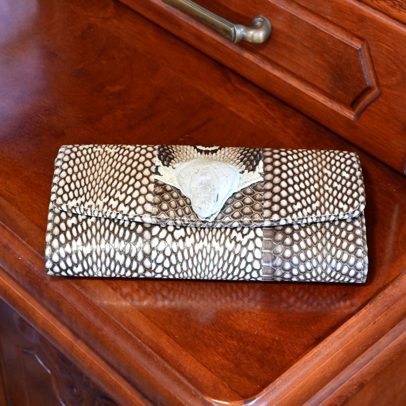 再生と富を象徴するコブラの存在感を纏う｜本コブラスキン2 WAYラグジュアリーウォレット