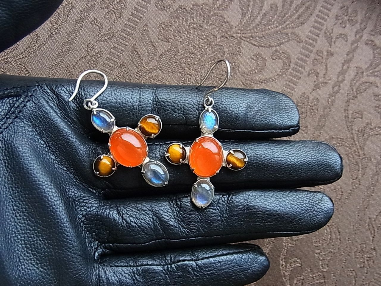 カーネリアンクロスピアス キレイ色のピアスはシンプルなファッション