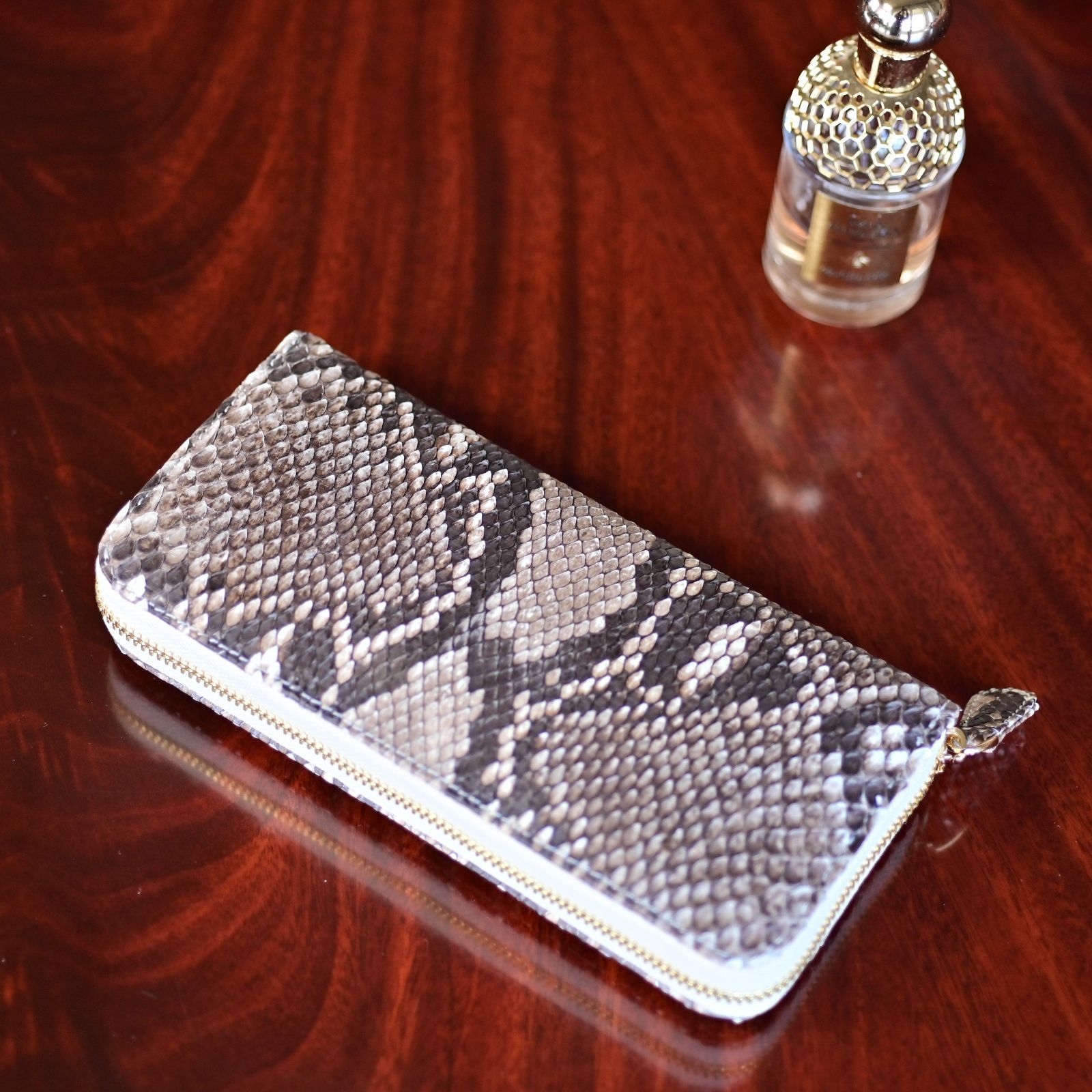 自然が生んだ金運の象徴を手元に ナチュラルパイソン一枚革ラウンドファスナー長財布