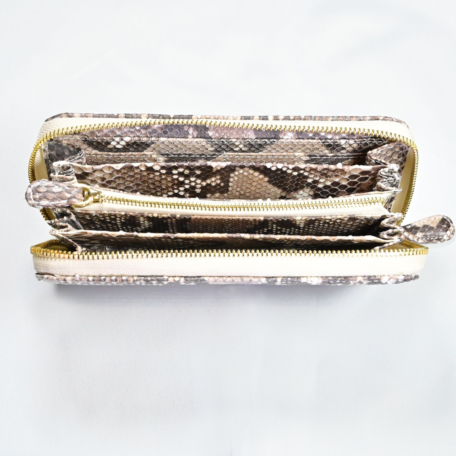 自然が生んだ金運の象徴を手元に｜ナチュラルパイソン一枚革ラウンドファスナー長財布