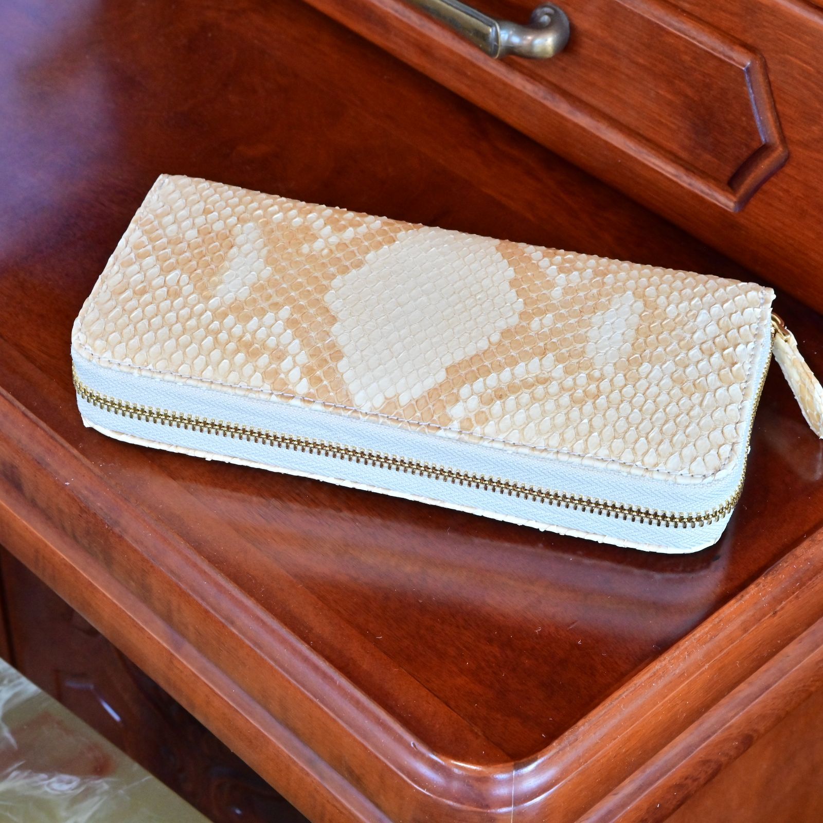 白蛇の気品と静かな艶を纏う ダイヤモンドパイソン一枚革 アイボリーラウンド長財布