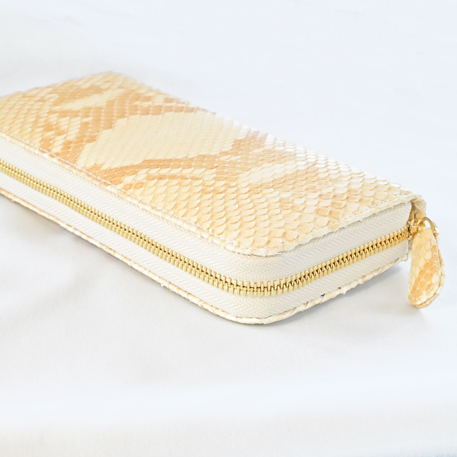  白蛇の気品と静かな艶を纏う ダイヤモンドパイソン一枚革 アイボリーラウンド長財布 長財布 財布 ケース 小物入れ