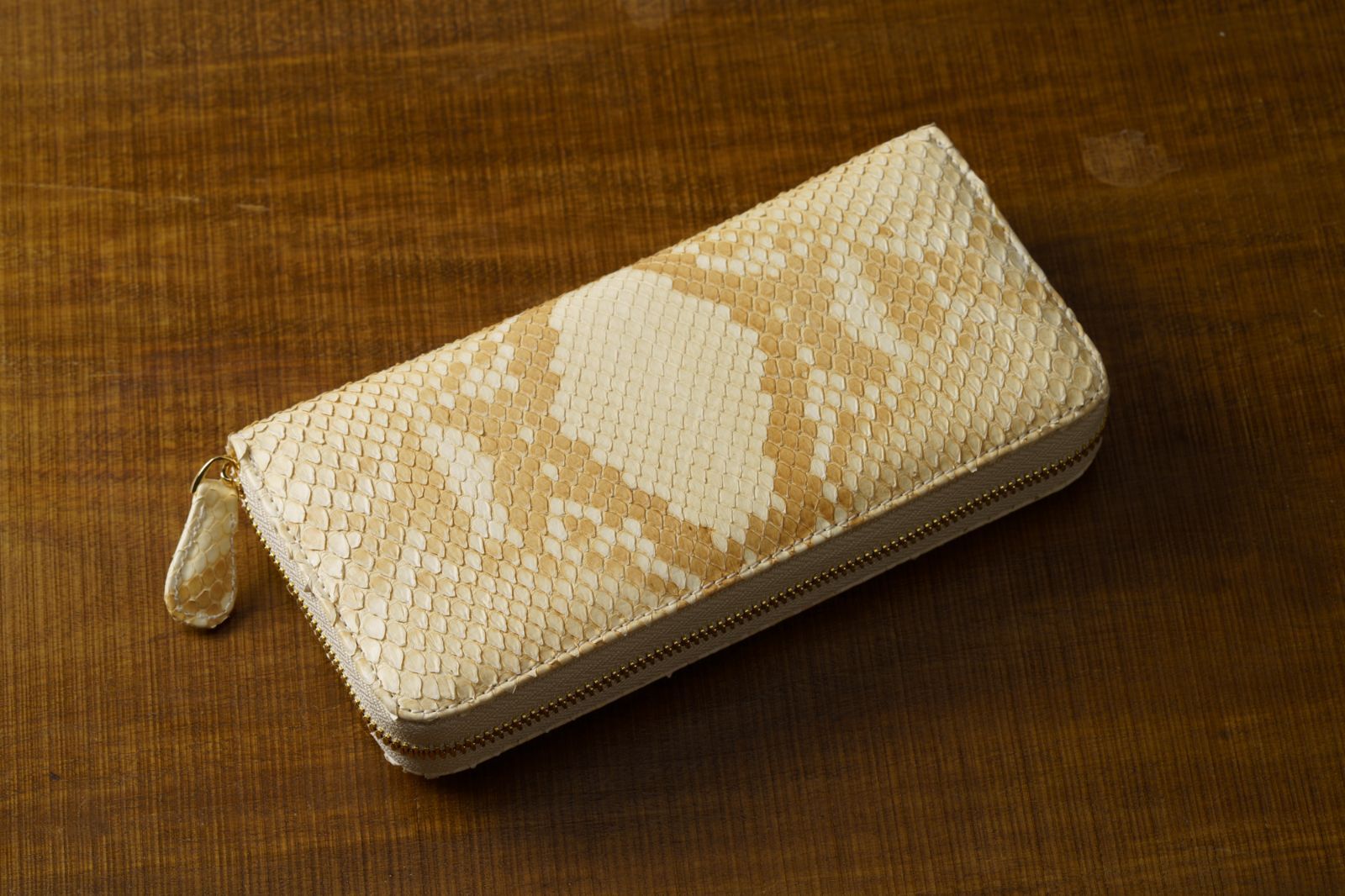 アイボリーラウンド長財布