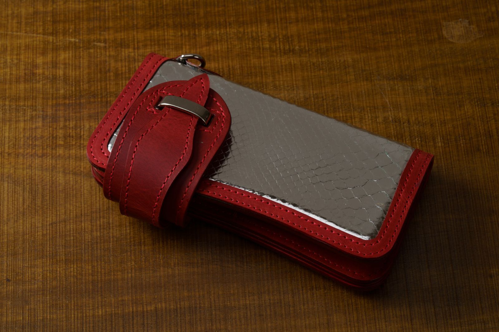  情熱の赤と浄化のシルバーパイソンが運気を呼ぶ 上質牛革 蛇革の縁起財布で 財と魅力を力強く引き寄せる一品 長財布 財布 ケース 小物入れ