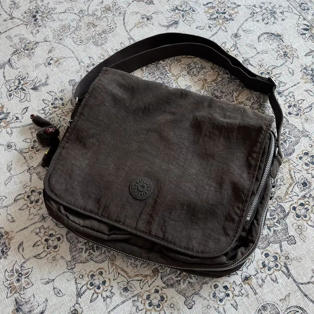 キプリング ブラウン メッセンジャーバッグ