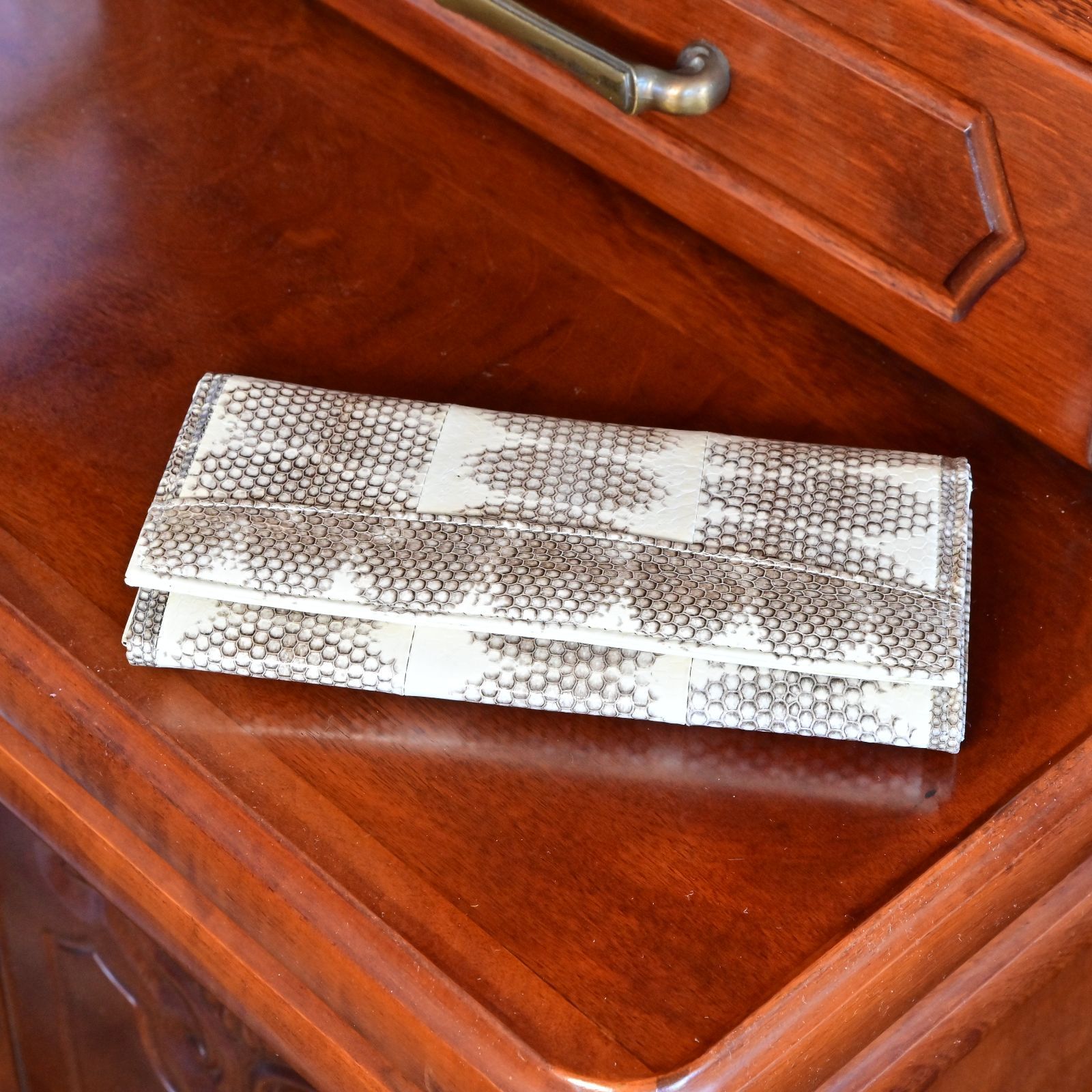 光沢と上質感が際立つ薄型全面パイソン長財布 再生と繁栄を呼ぶ金運お守りとして