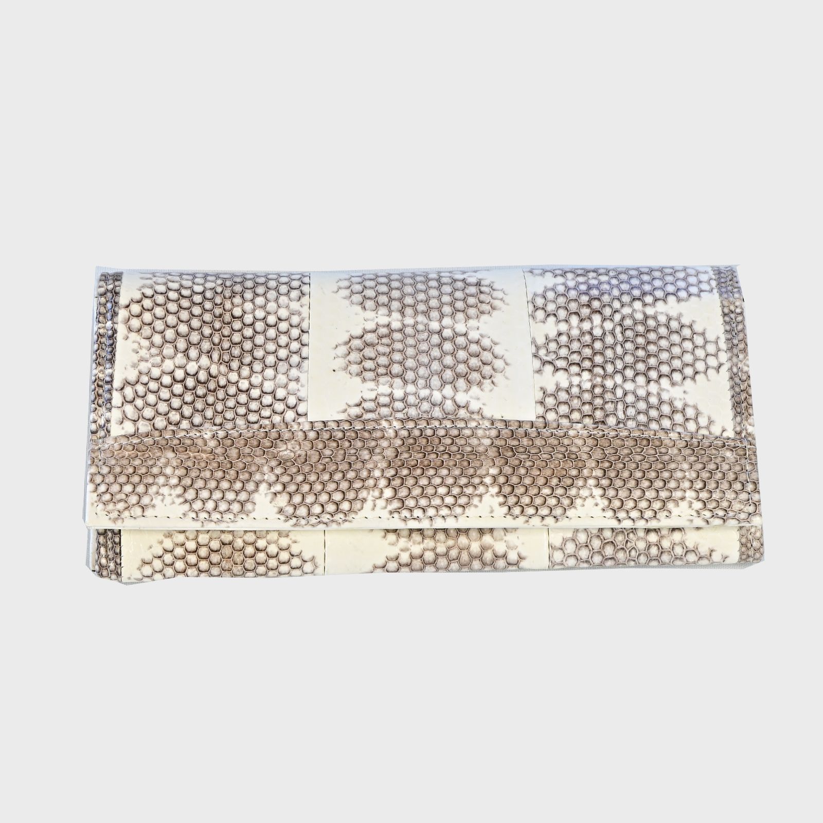 光沢と上質感が際立つ薄型全面パイソン長財布 再生と繁栄を呼ぶ金運お守りとして