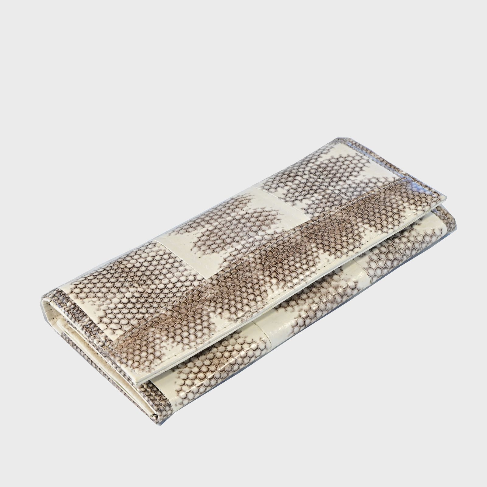 光沢と上質感が際立つ薄型全面パイソン長財布 再生と繁栄を呼ぶ金運お守りとして