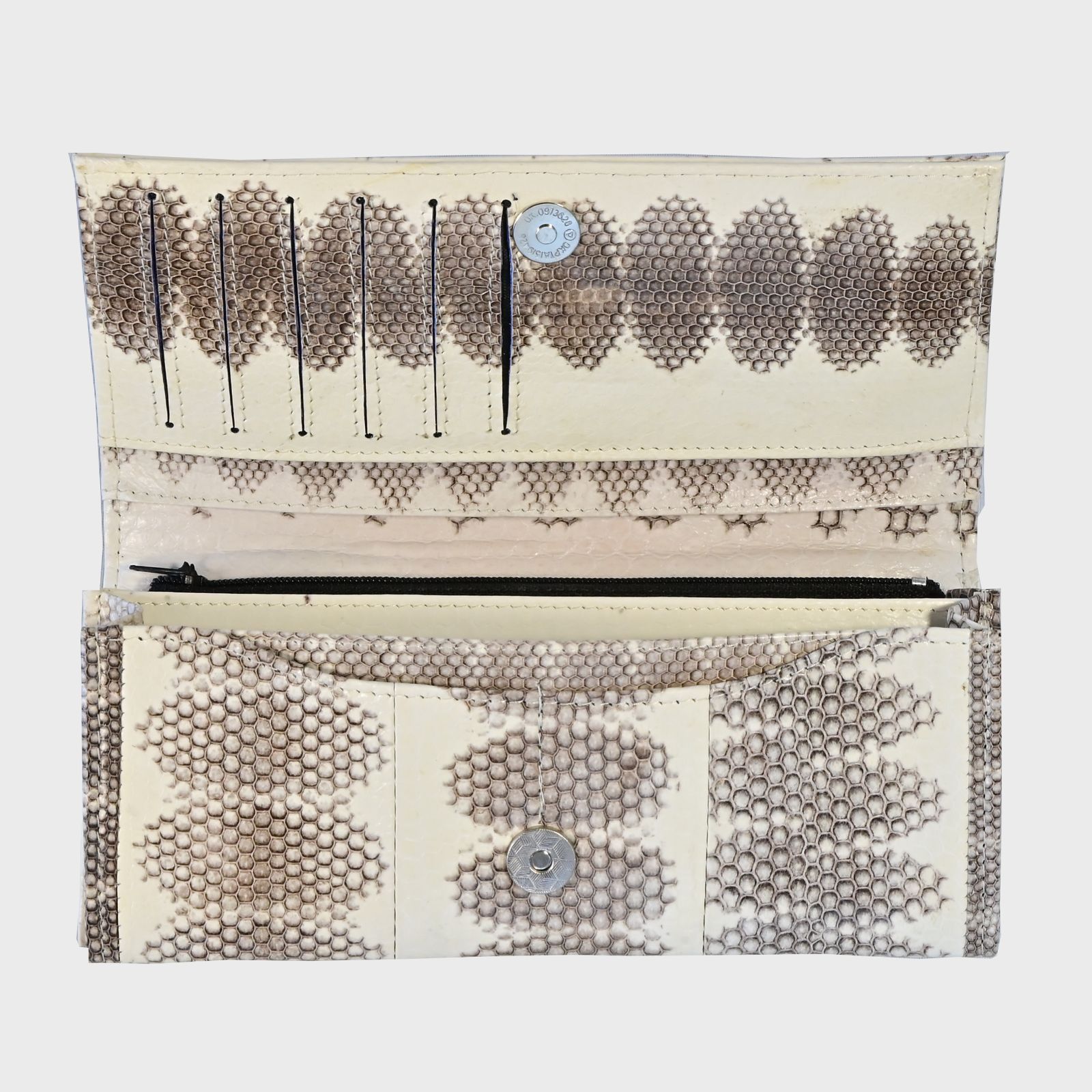 光沢と上質感が際立つ薄型全面パイソン長財布