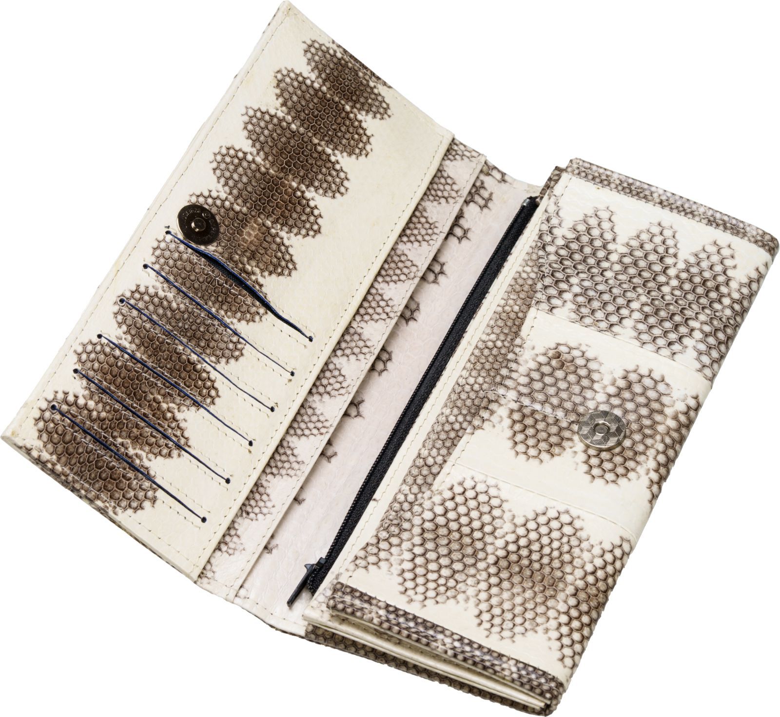 光沢と上質感が際立つ薄型全面パイソン長財布