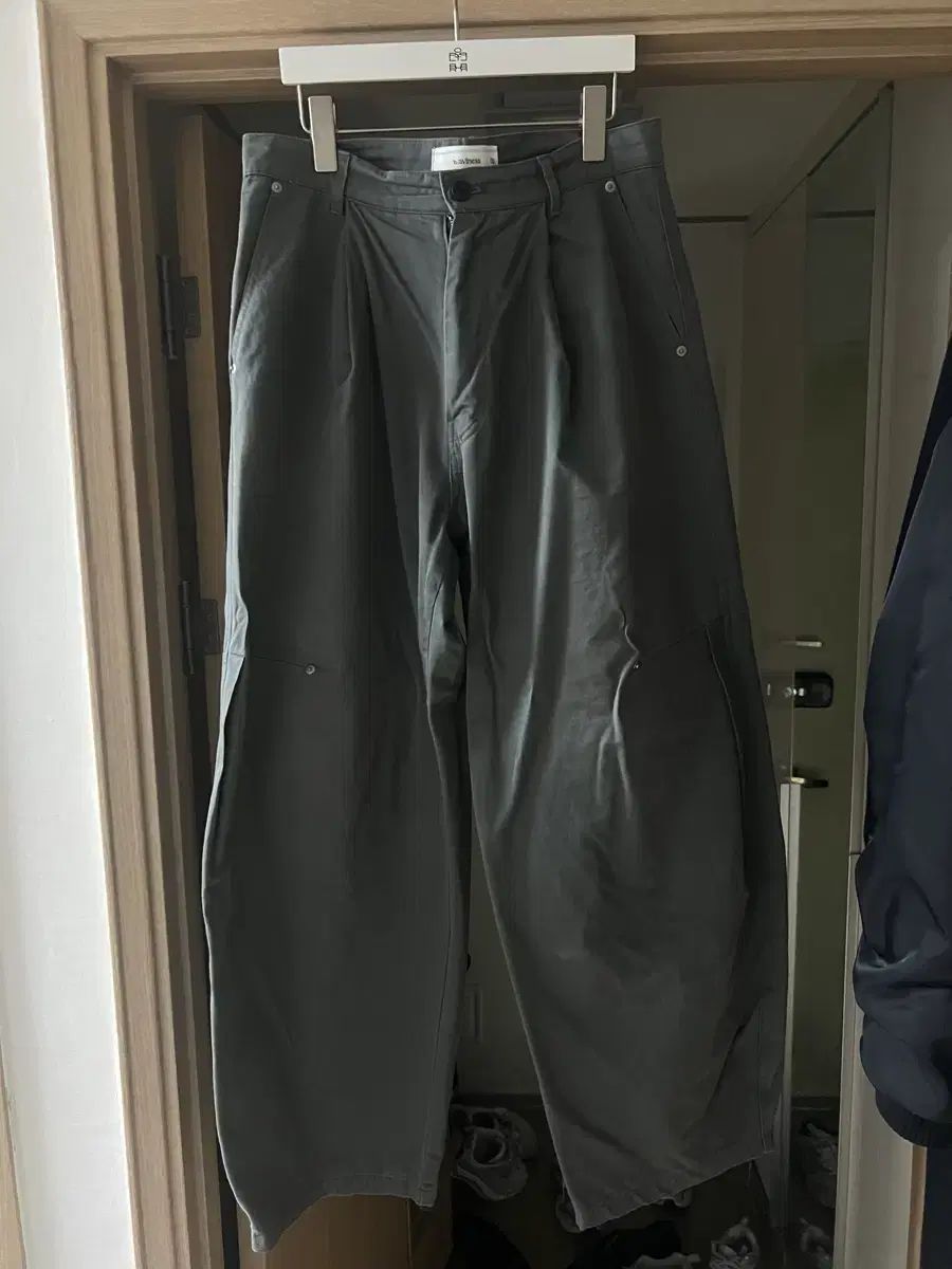 (3) クルベ チノ パンツ チャコール