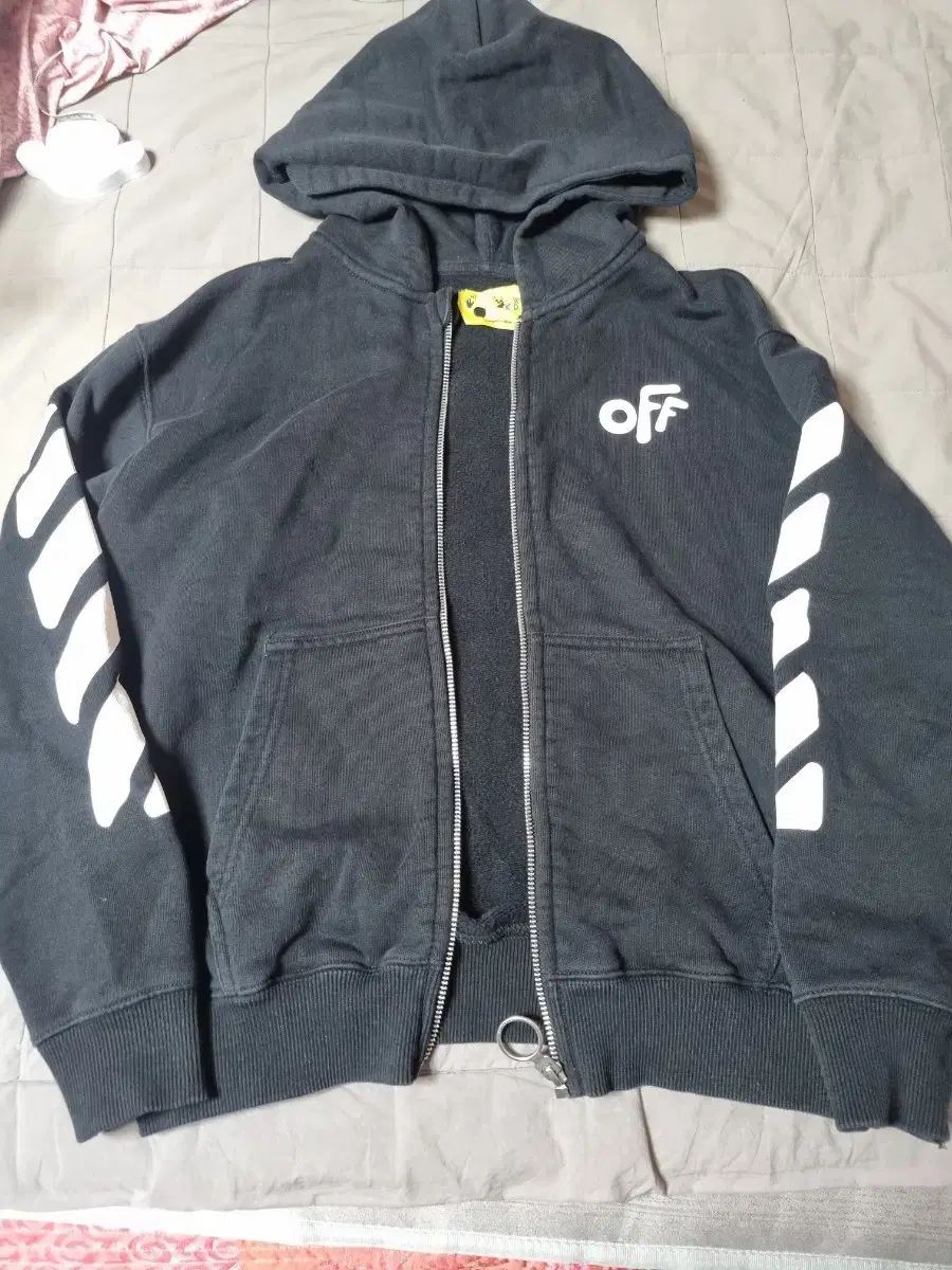 オフホワイト キッズ フード ジップアップ ブラック 10