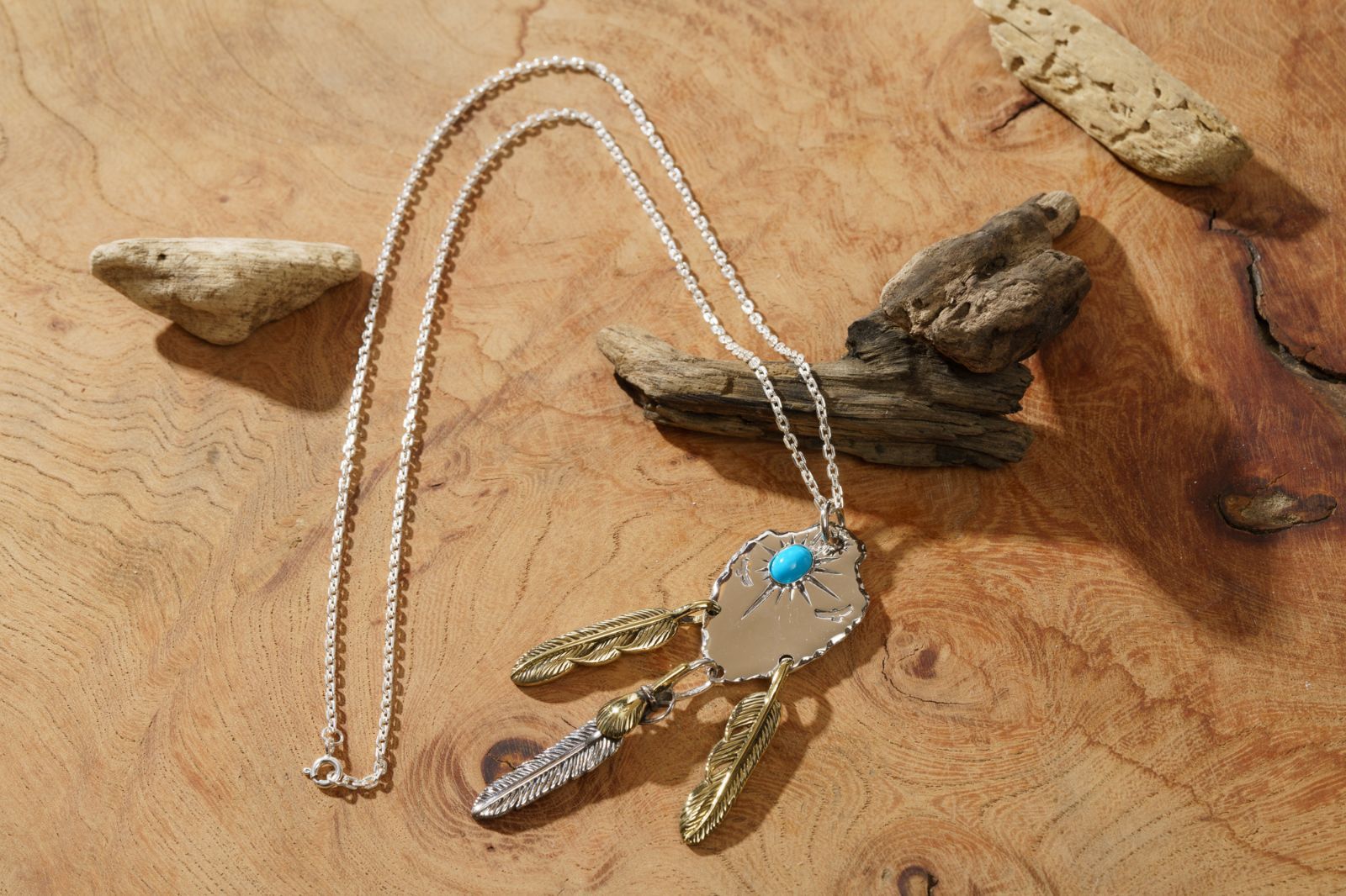 魂を纏うシルバーアクセサリー｜フェザー×ターコイズが導く上質インディアンジュエリー調ネックレス