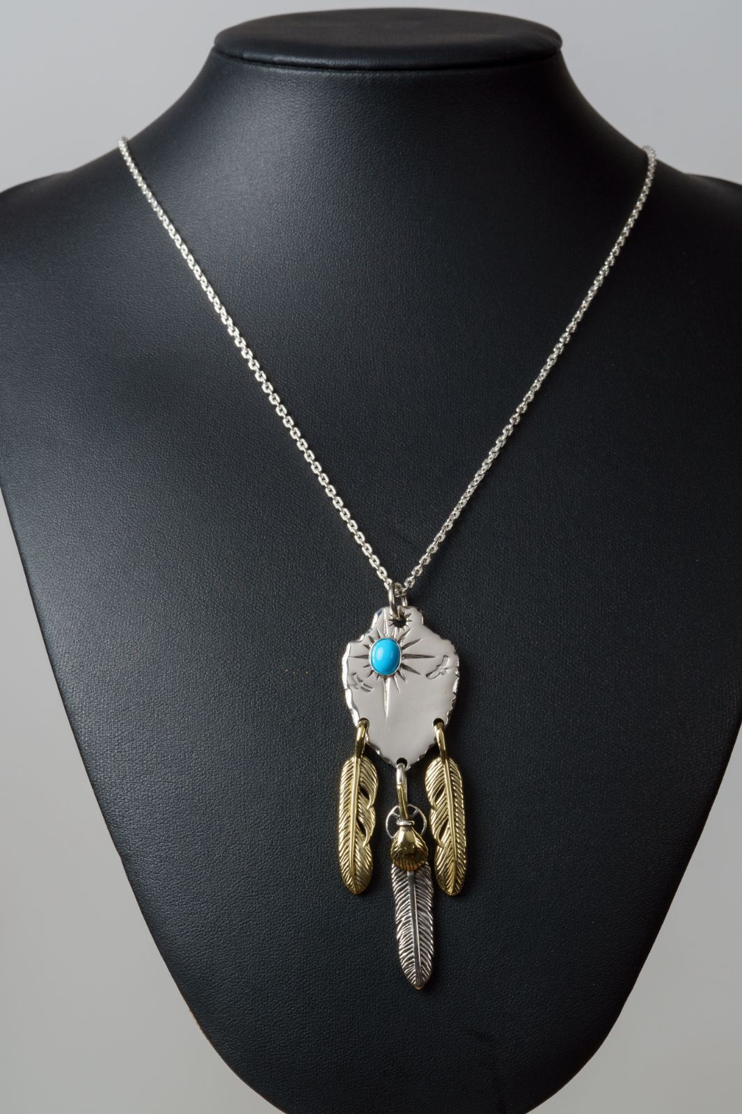 魂を纏うシルバーアクセサリー｜フェザー×ターコイズが導く上質インディアンジュエリー調ネックレス