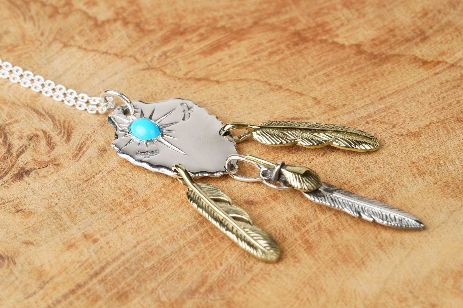 魂を纏うシルバーアクセサリー｜フェザー×ターコイズが導く上質インディアンジュエリー調ネックレス
