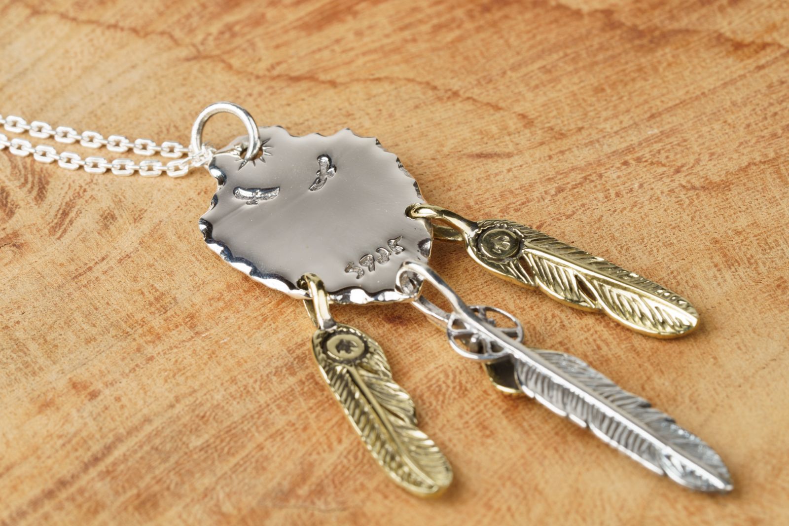 魂を纏うシルバーアクセサリー｜フェザー×ターコイズが導く上質インディアンジュエリー調ネックレス