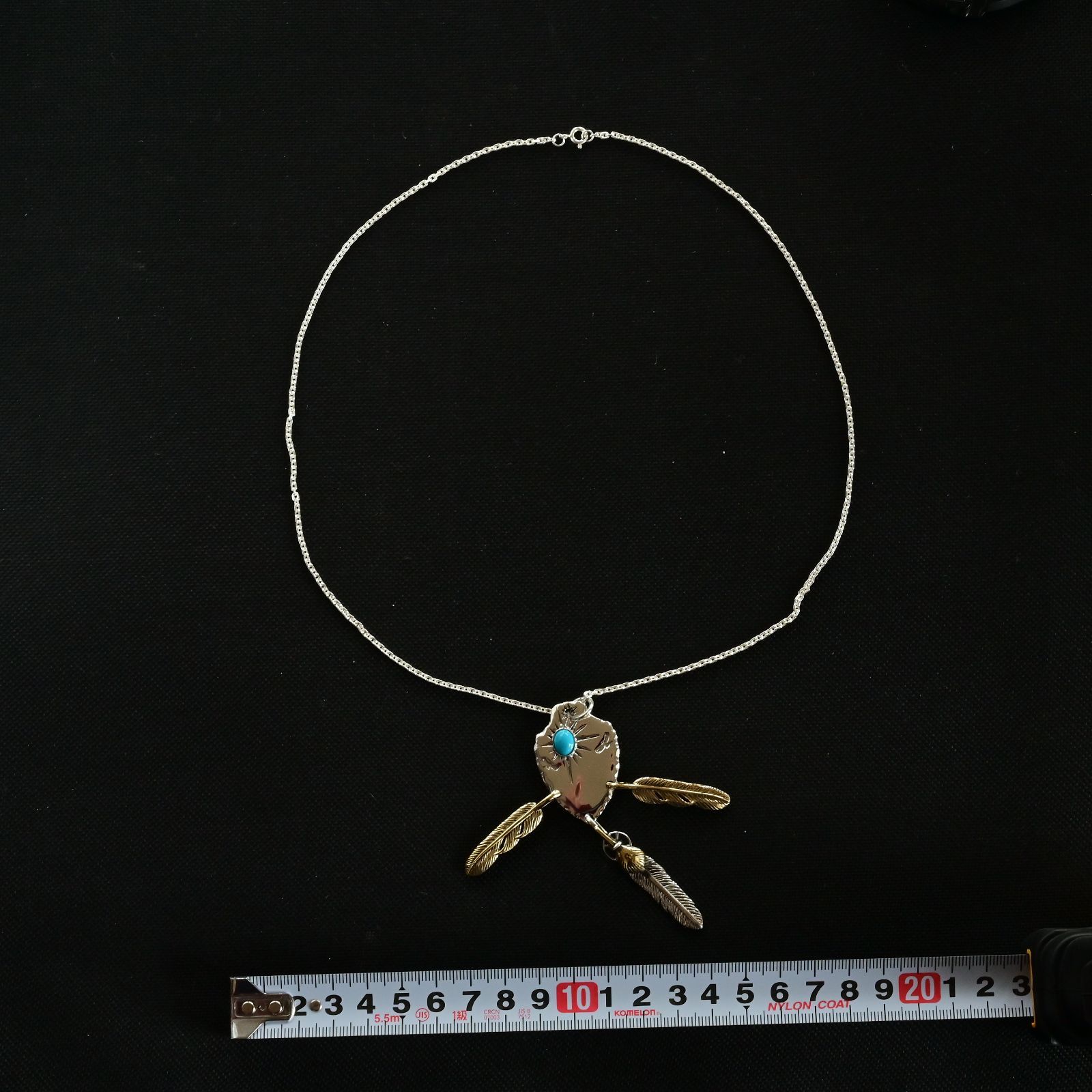 魂を纏うシルバーアクセサリー｜フェザー×ターコイズが導く上質インディアンジュエリー調ネックレス