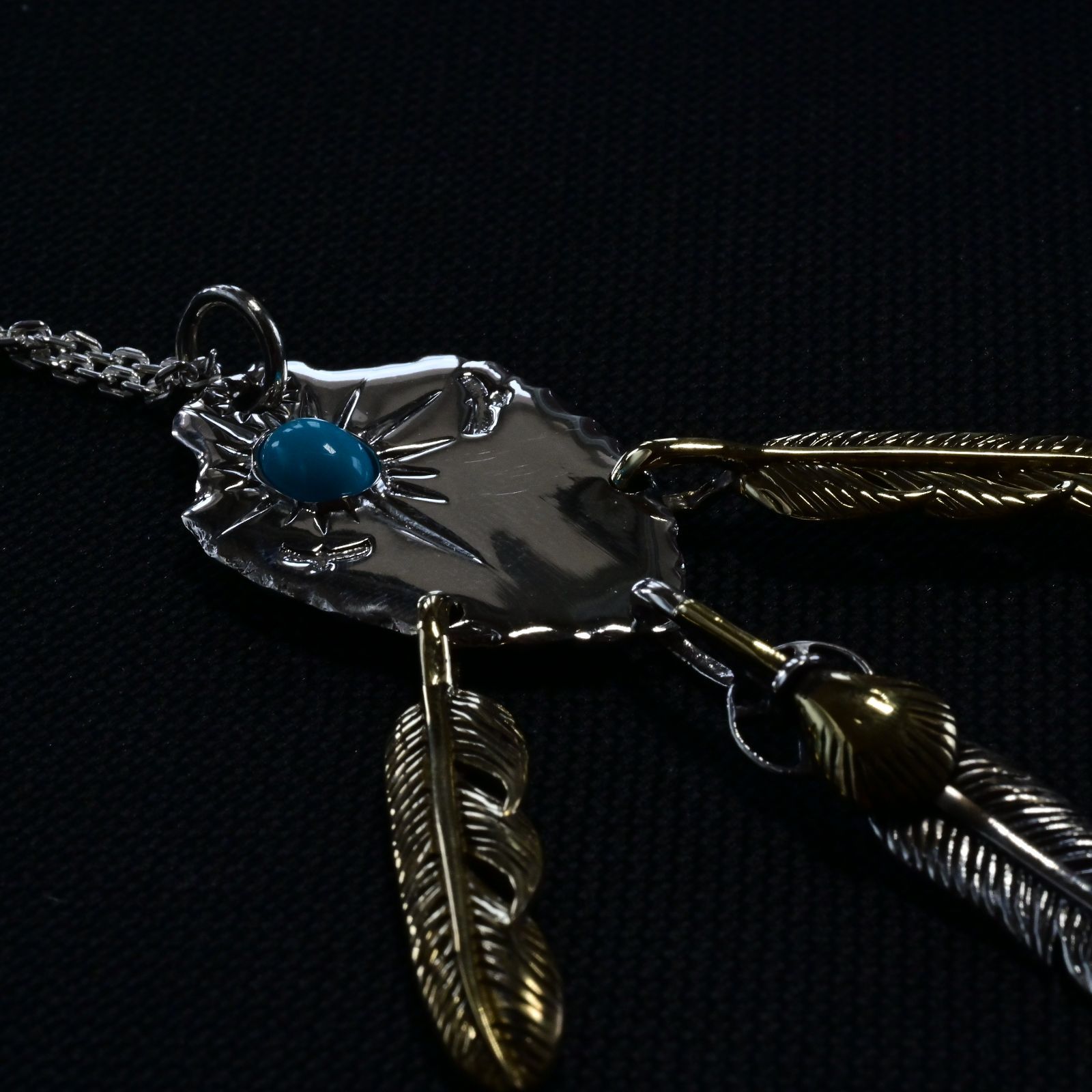 魂を纏うシルバーアクセサリー｜フェザー×ターコイズが導く上質インディアンジュエリー調ネックレス