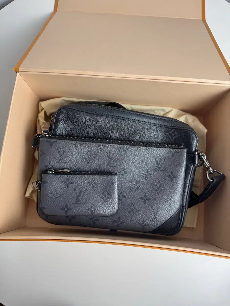 Louis Vuitton ルイヴィトン エクリプス トリオリップ メッセンジャーバッグ