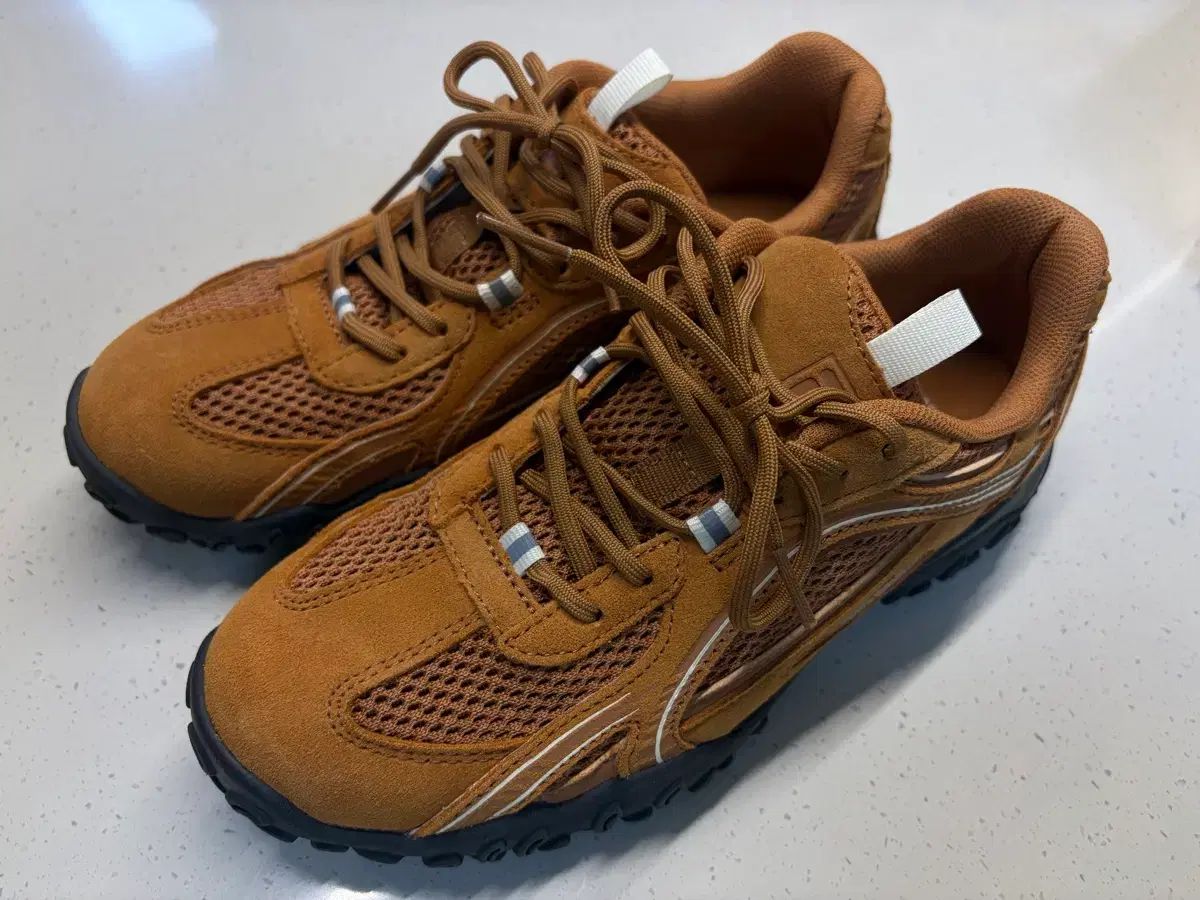 FILA フィラ エシャペ キャメル 245