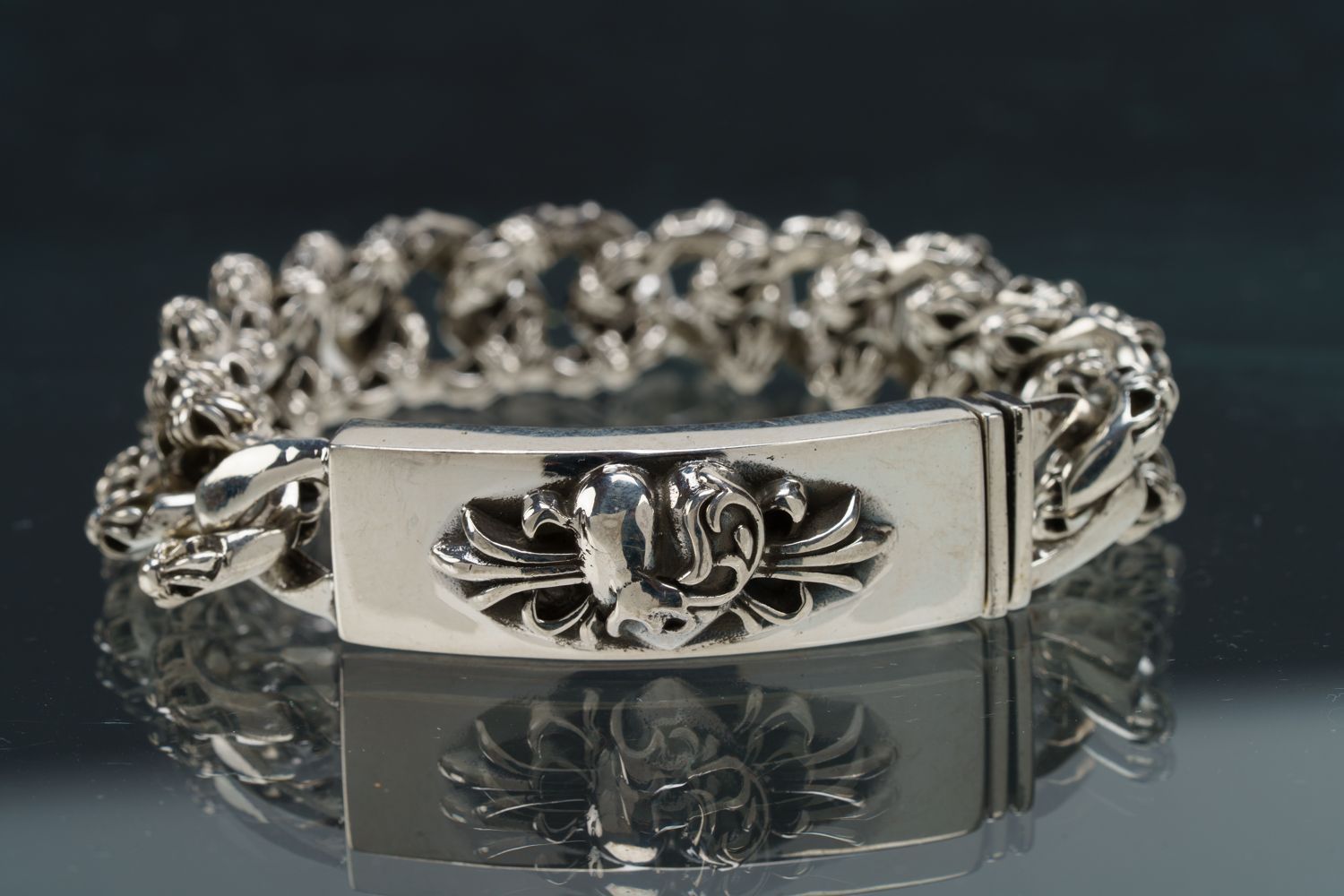 重厚なる意志を腕元に宿す フローラルクロスIDブレスレット ― シルバー925が放つ静かな支配力